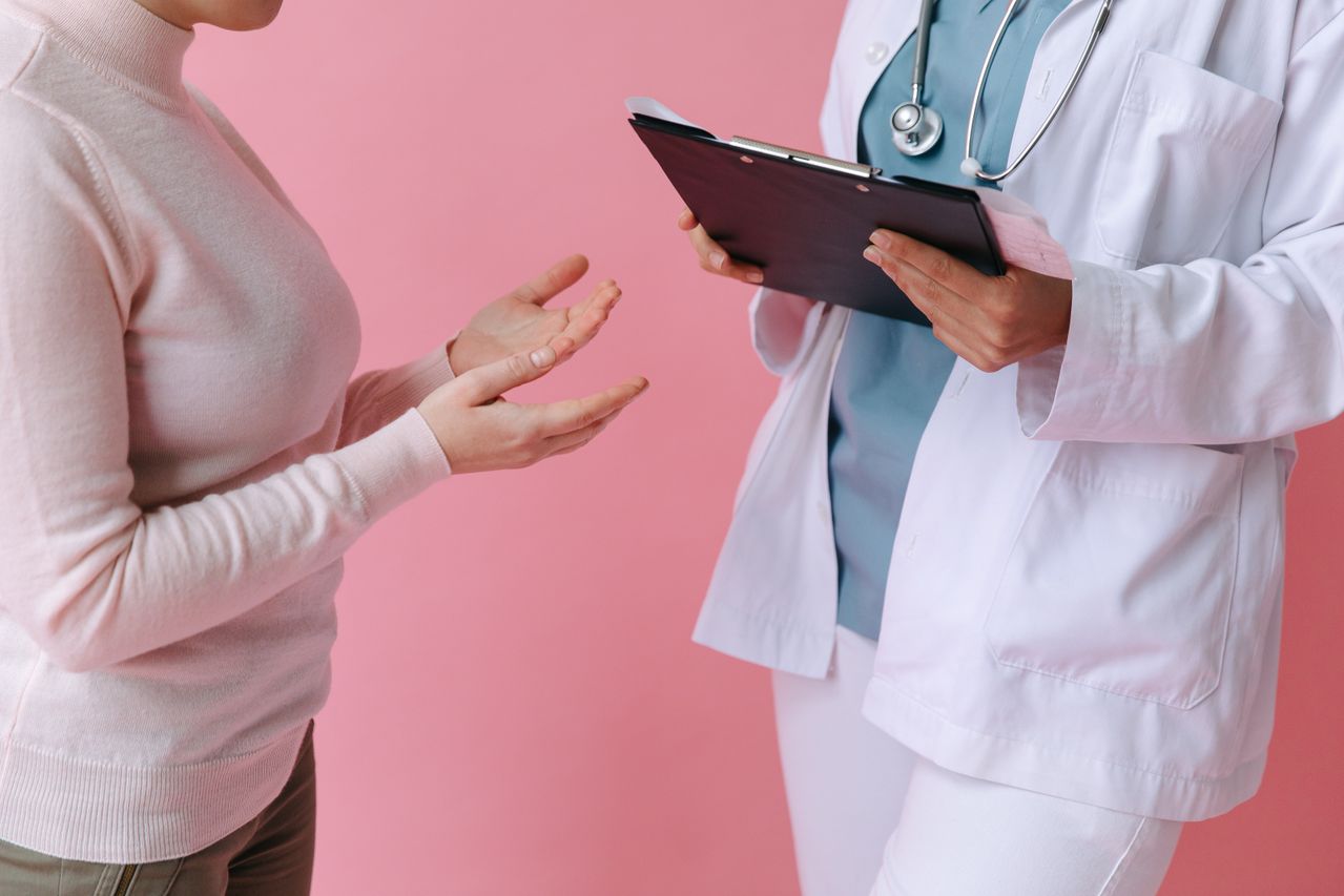 Healthcare professional discussing surrogacy care and treatment options with a patient.